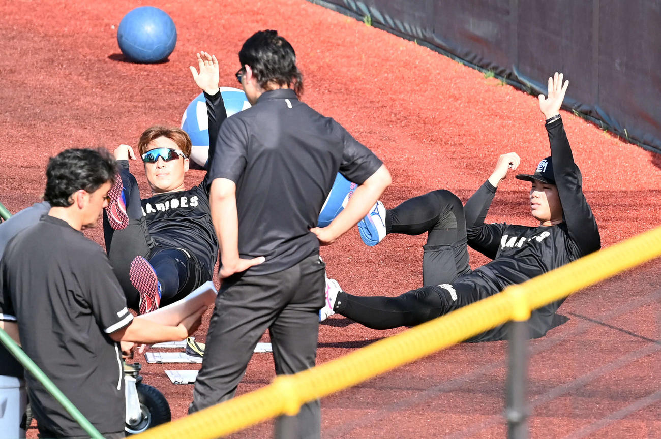 楽天対ロッテ　外野でトレーニングをすすロッテ森（右）（撮影・たえ見朱実）