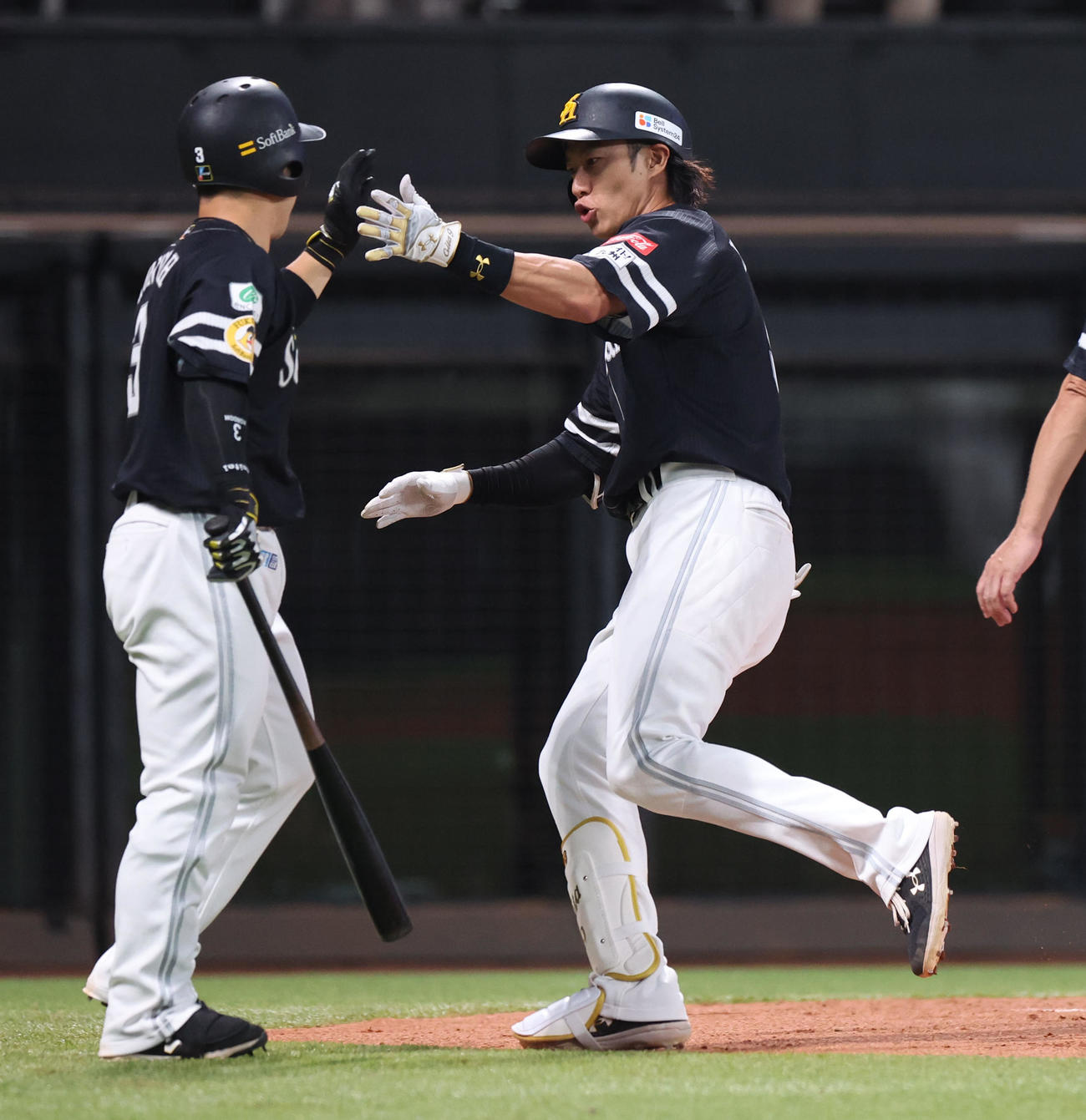 日本ハム対ソフトバンク　1回表ソフトバンク2死、右越え本塁打を放ち近藤（左）とハイタッチをする柳田（撮影・佐藤翔太）
