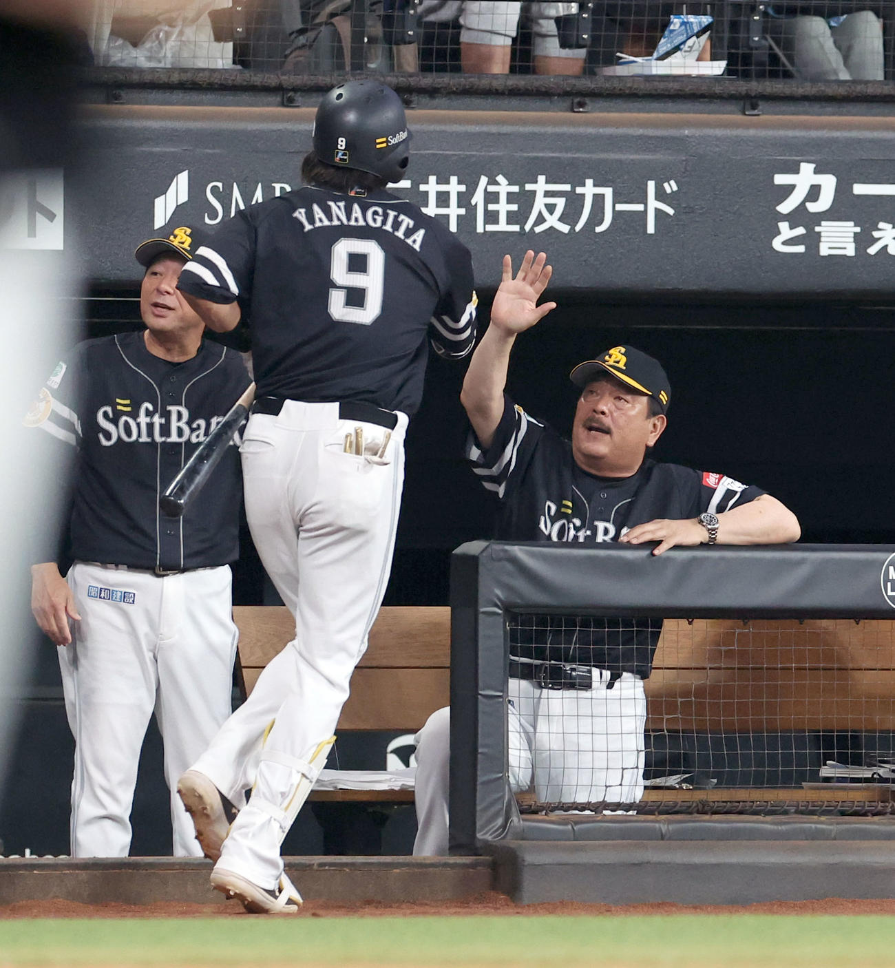 日本ハム対ソフトバンク　1回表ソフトバンク2死、右越え本塁打を放った柳田（左手前）を出迎える藤本監督（撮影・佐藤翔太）