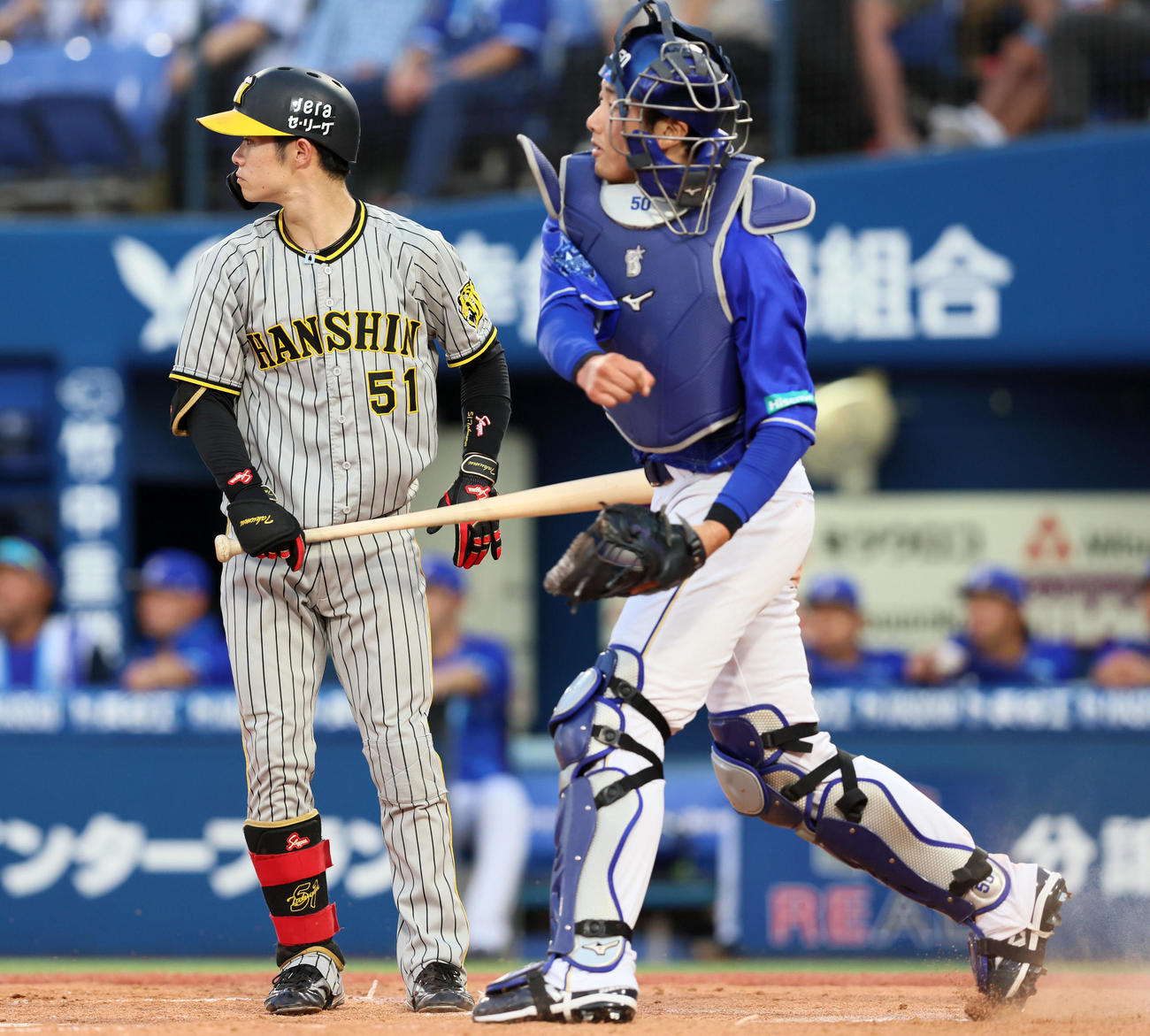 DeNA対阪神　3回表阪神2死一塁、山本は一塁走者近本が二塁盗塁したと思いセカンドへ送球するが味方がカバーに入れずエラーを記録（撮影・加藤哉）