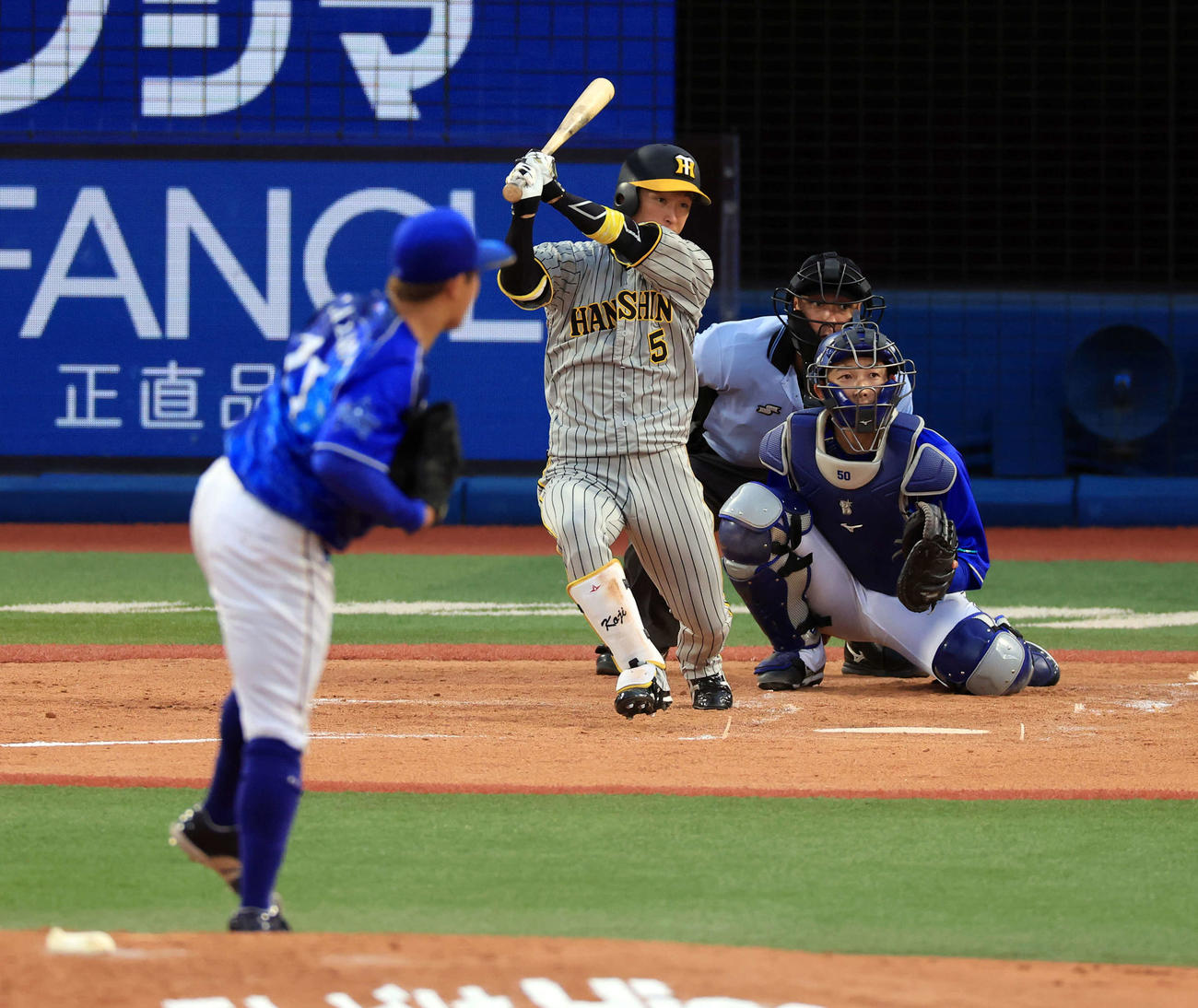 DeNA阪神　3回表阪神2死、近本は左前打を放つ。投手東（撮影・浅見桂子）