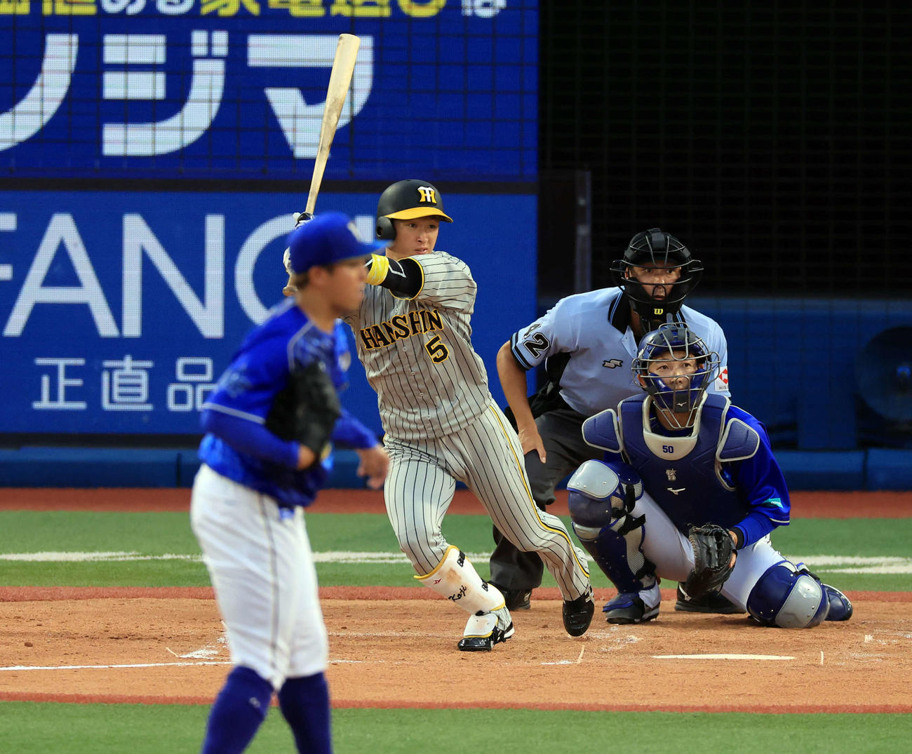 DeNA阪神　3回表阪神2死、近本は左前打を放つ。投手東（撮影・浅見桂子）