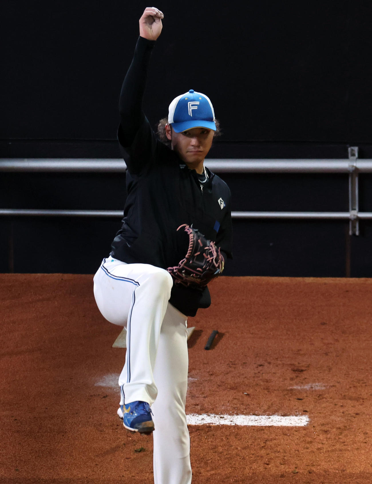 日本ハム対ソフトバンク　ブルペンで投球練習をする日本ハム伊藤（撮影・佐藤翔太）