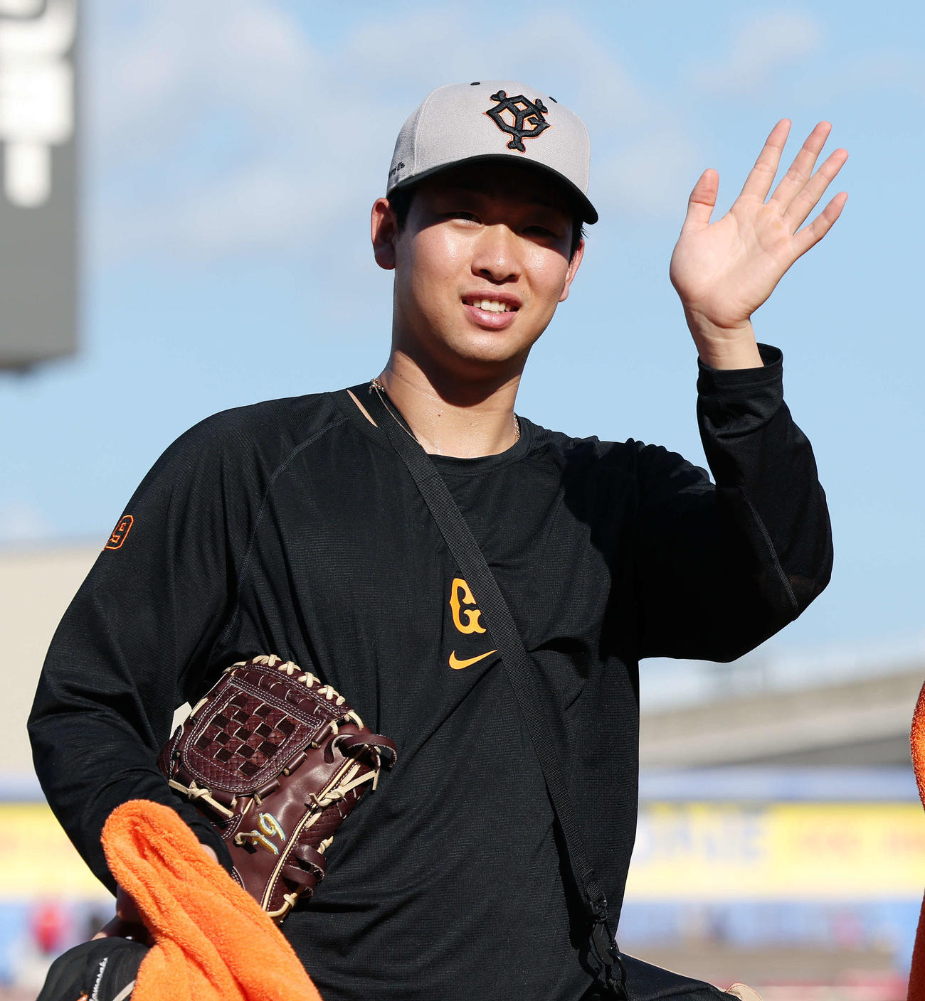 広島対巨人　試合前、ファンに手を振る巨人山崎伊（撮影・宮地輝）