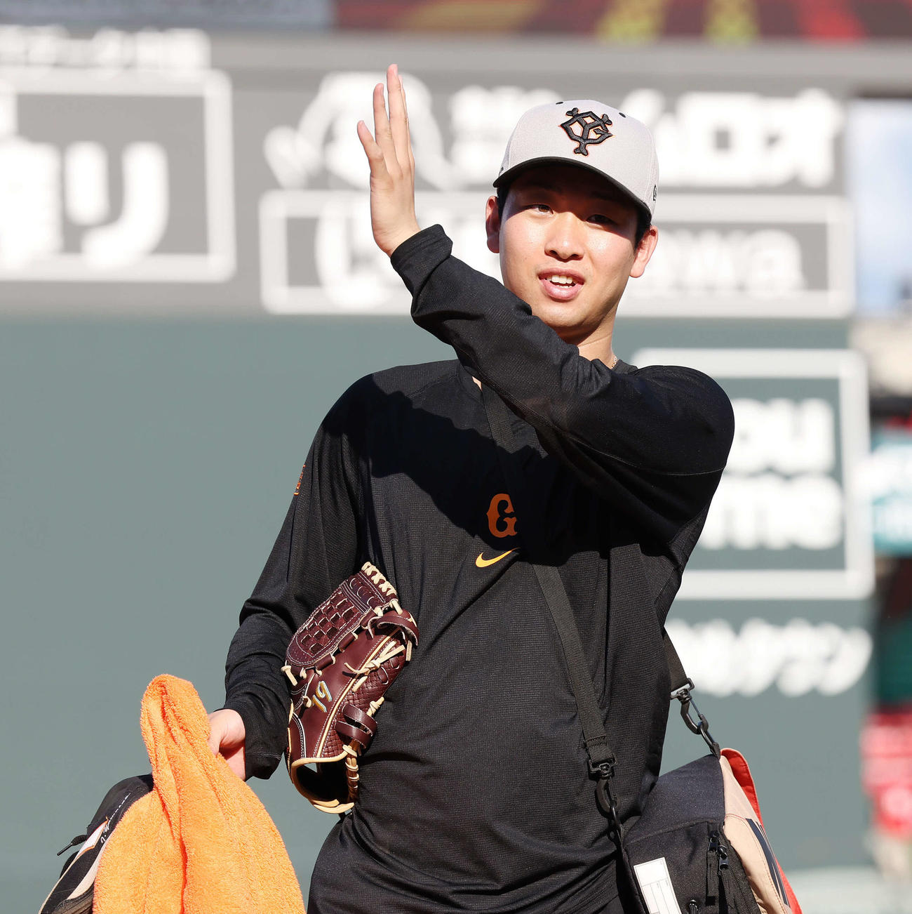 広島対巨人　試合前、ファンに手を振る巨人山崎伊（撮影・宮地輝）