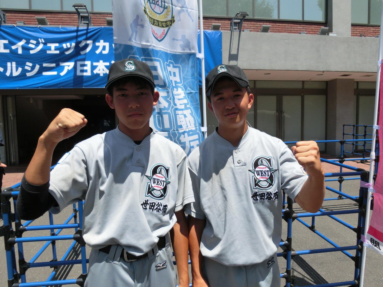 世田谷西、大会初打席でタイムリーの安達（左）と、三塁コーチの藤原主将