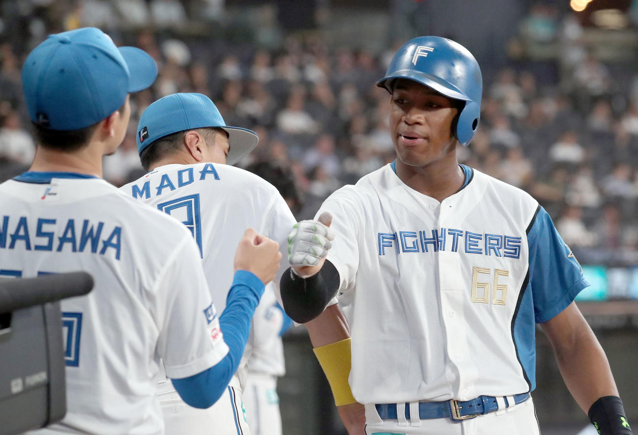日本ハム対ソフトバンク　3回裏日本ハム2死一、二塁、上川畑の左前適時打で生還した万波は上沢とグータッチをする（撮影・佐藤翔太）
