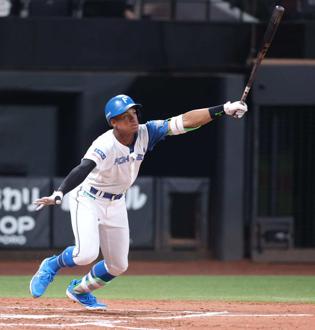 日本ハム対ソフトバンク　3回裏日本ハム2死二、三塁、万波は逆転となる右前適時打を放つ（撮影・佐藤翔太）
