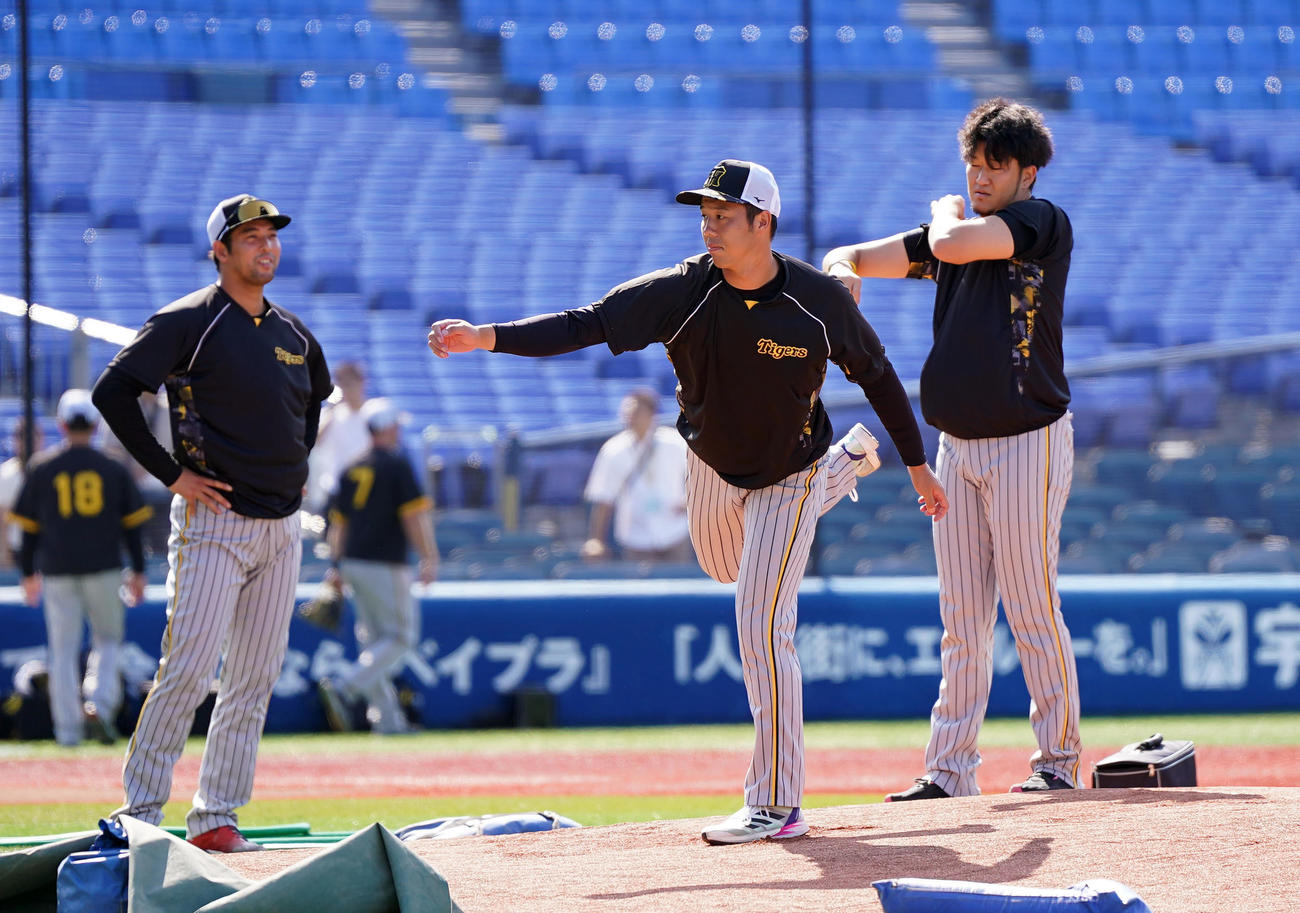DeNA対阪神　マウンドを確認する青柳（中央）ら阪神投手陣（撮影・狩俣裕三）