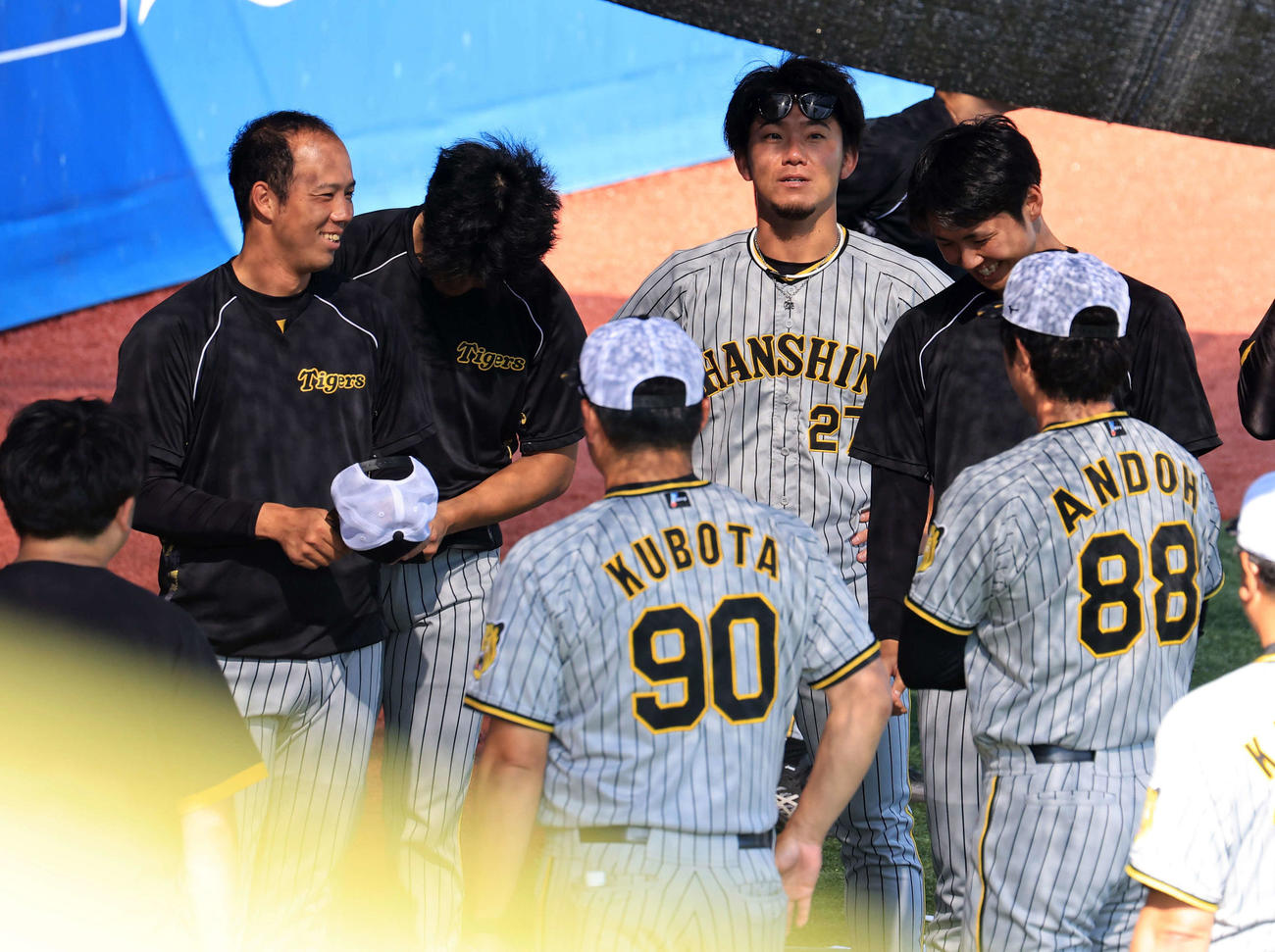 DeNA阪神　練習前円陣で、笑顔を見せる阪神青柳（左）。右奥から2人目は伊藤将（撮影・浅見桂子）