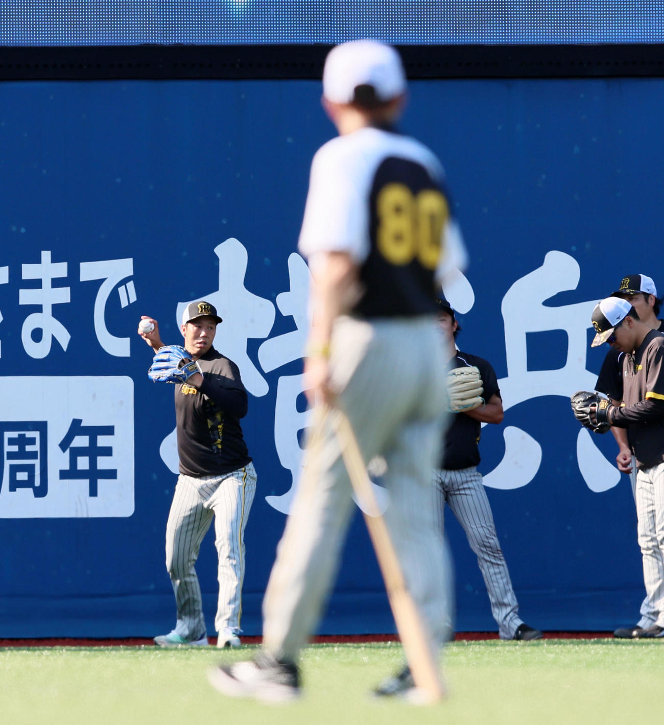 DeNA対阪神　ゴロ捕球の練習を行う青柳（撮影・加藤哉）