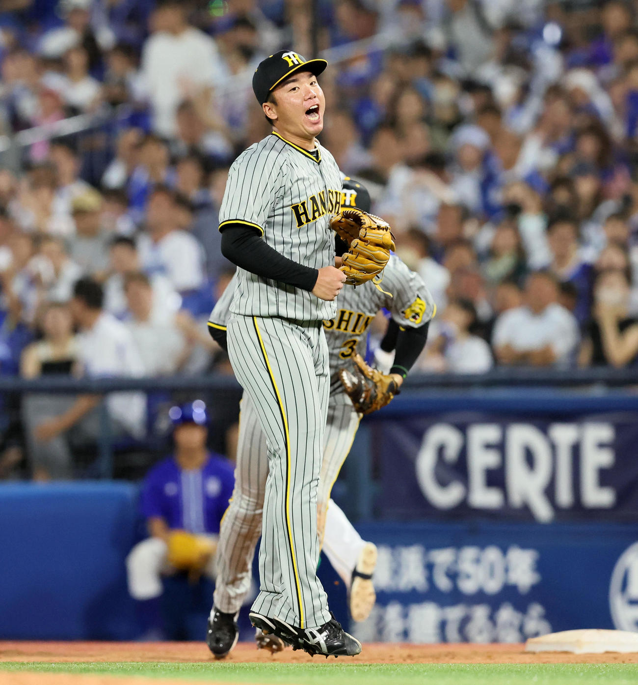 DeNA対阪神　4回裏DeNA1死一塁、村上は佐野恵の一ゴロ併殺でジャンプして笑顔を見せる（撮影・加藤哉）