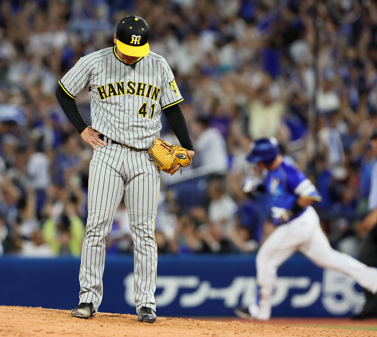 DeNA対阪神　6回裏DeNA2死一塁、村上は牧に左越えソロ本塁打を浴びる（撮影・加藤哉）