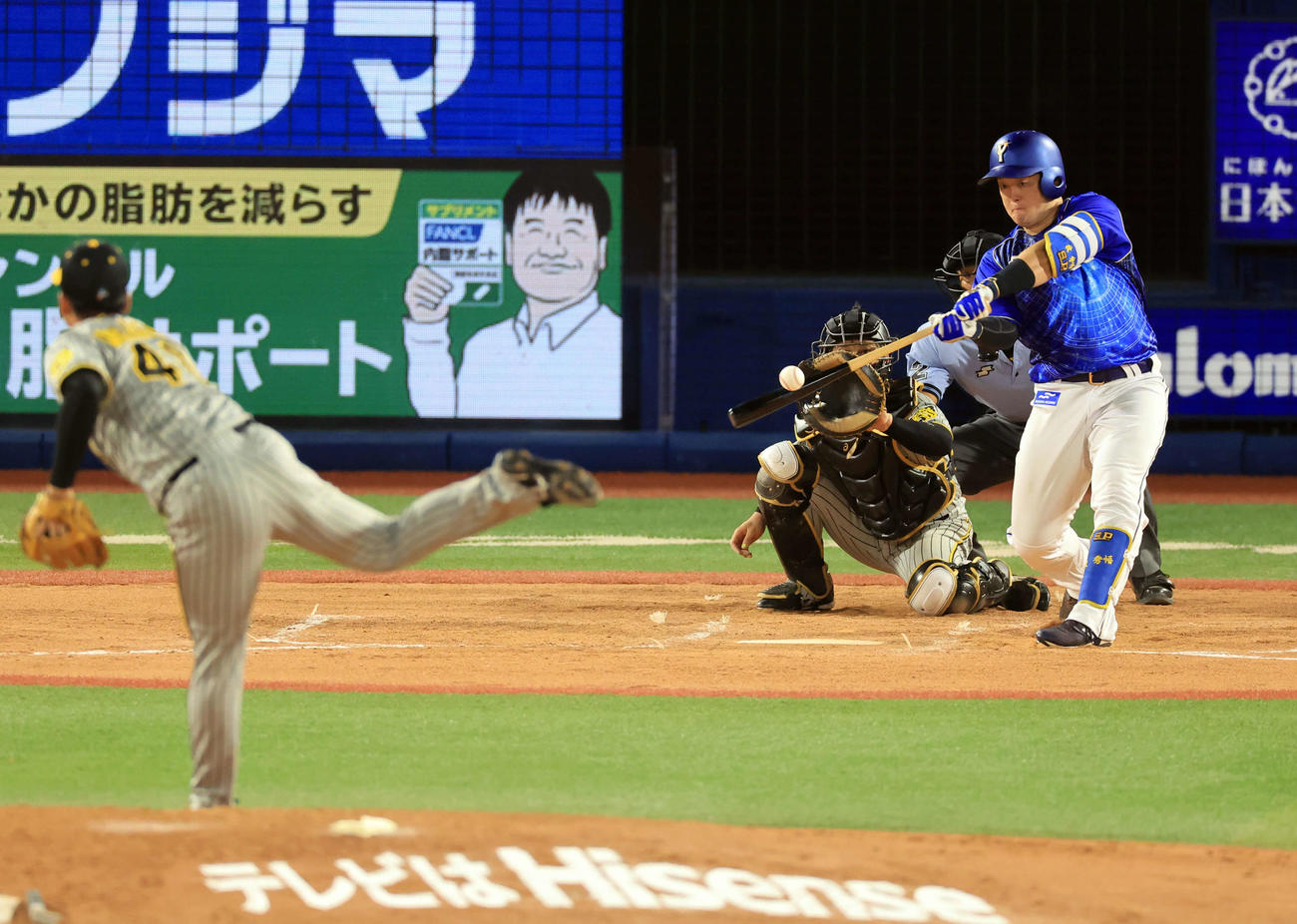 DeNA阪神　6回裏DeNA2死一塁、牧は左越え2点本塁打を放つ。投手村上（撮影・浅見桂子）
