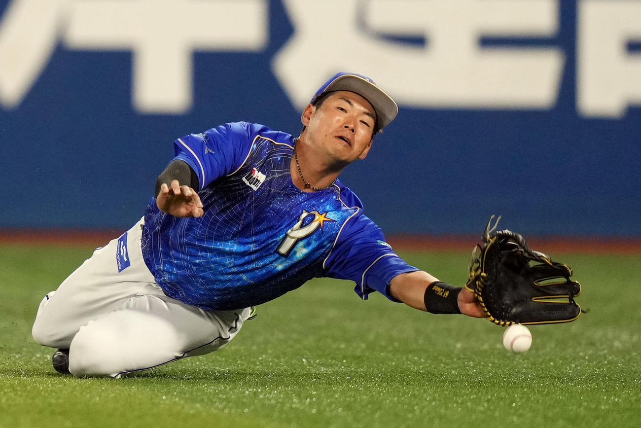 DeNA対阪神　8回表阪神2死三塁、ノイジーの打球に突っ込む蝦名だが、惜しくもキャッチできず適時打を許す（撮影・狩俣裕三）