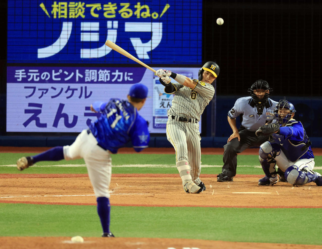 DeNA阪神　4回表阪神2死一塁、木浪は中前打を放つ。投手東（撮影・浅見桂子）