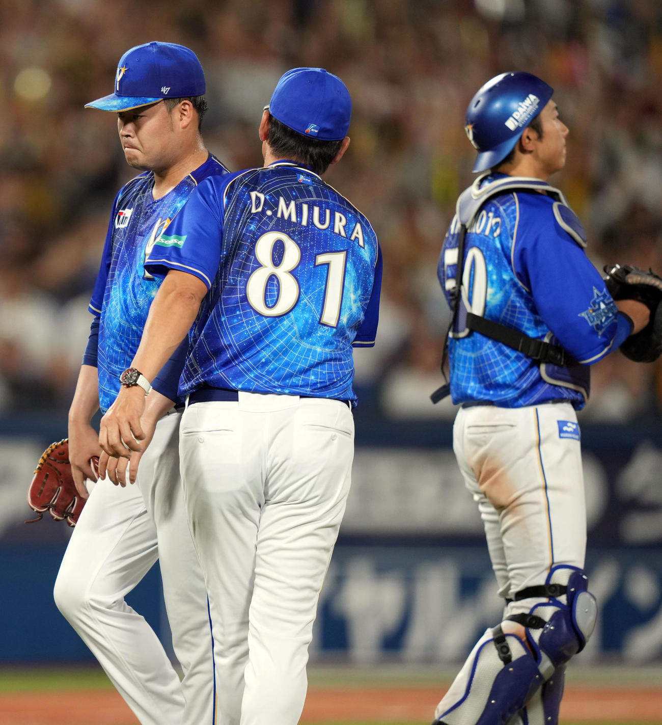 DeNA対阪神　8回表途中、三浦監督（中央）から降板を告げられる伊勢（左）（撮影・狩俣裕三）