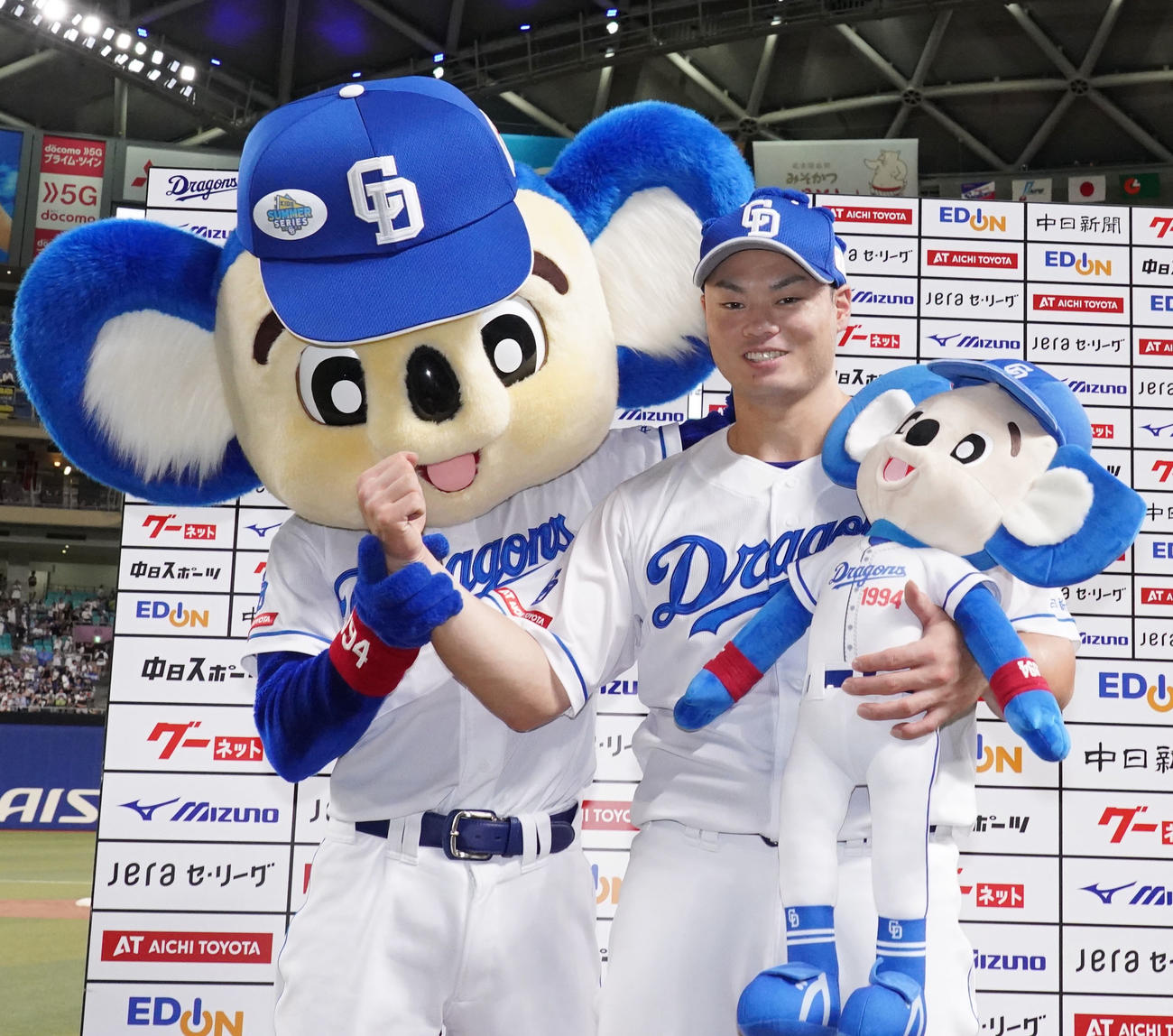 中日対ヤクルト　ヒーローインタビューを終えドアラに祝福される中日細川（撮影・森本幸一）