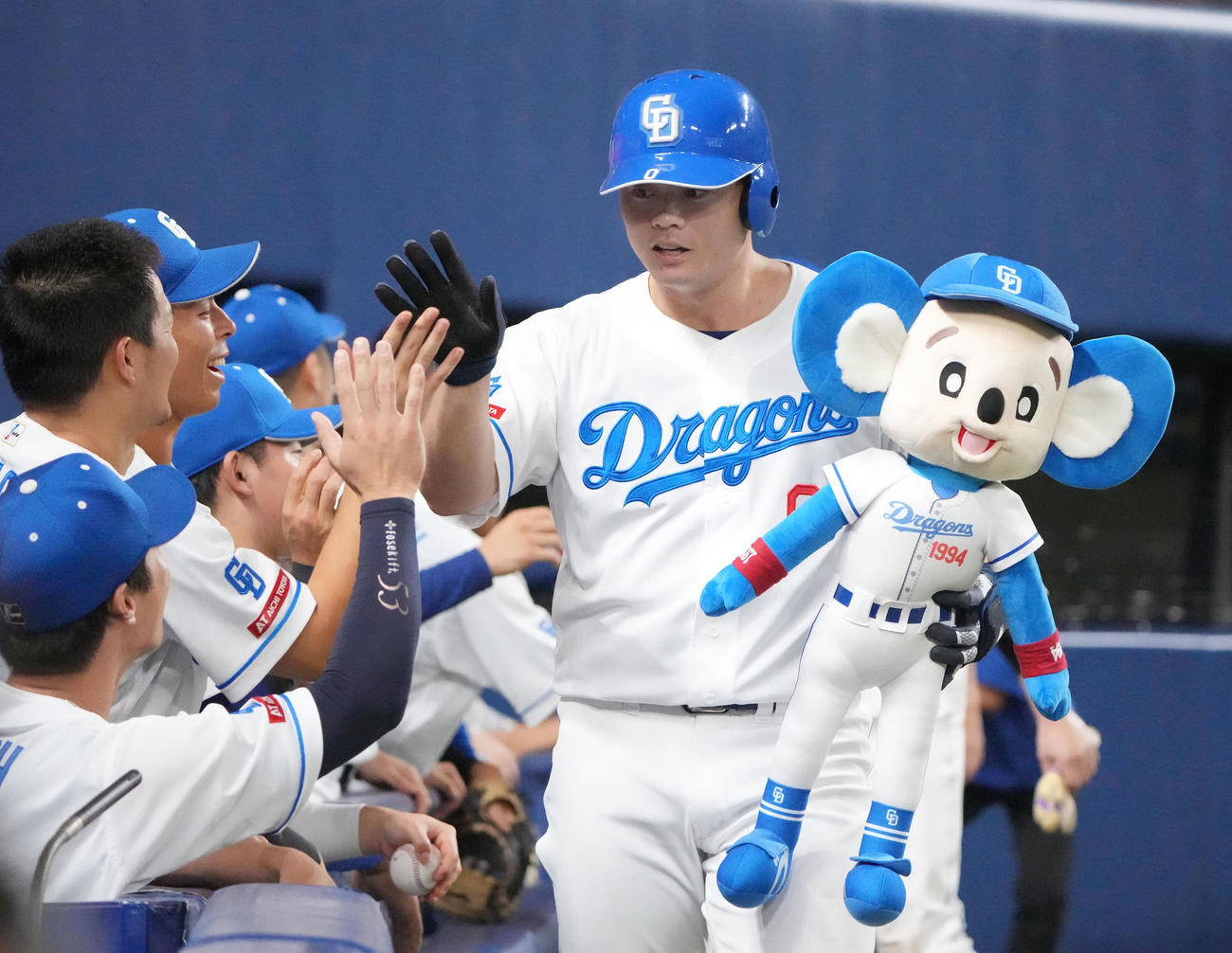 中日対ヤクルト　3回裏中日無死一塁、2点本塁打を放ちチームメートとタッチを交わす細川（右）（撮影・森本幸一）
