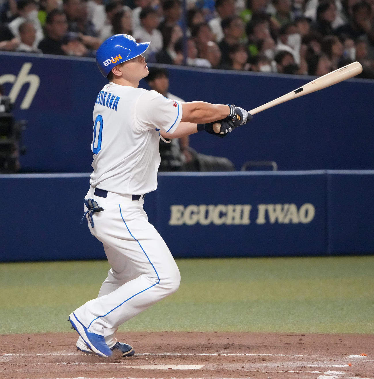 中日対ヤクルト　3回裏中日無死一塁、中越え2点本塁打を放つ細川（撮影・森本幸一）