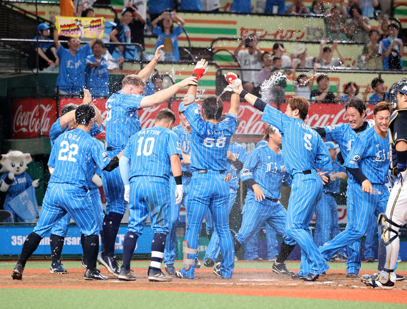 西武対オリックス　9回裏西武1死、サヨナラソロ本塁打を放った岸（中央）はウオーターシャワーで祝福される（撮影・鈴木正人）