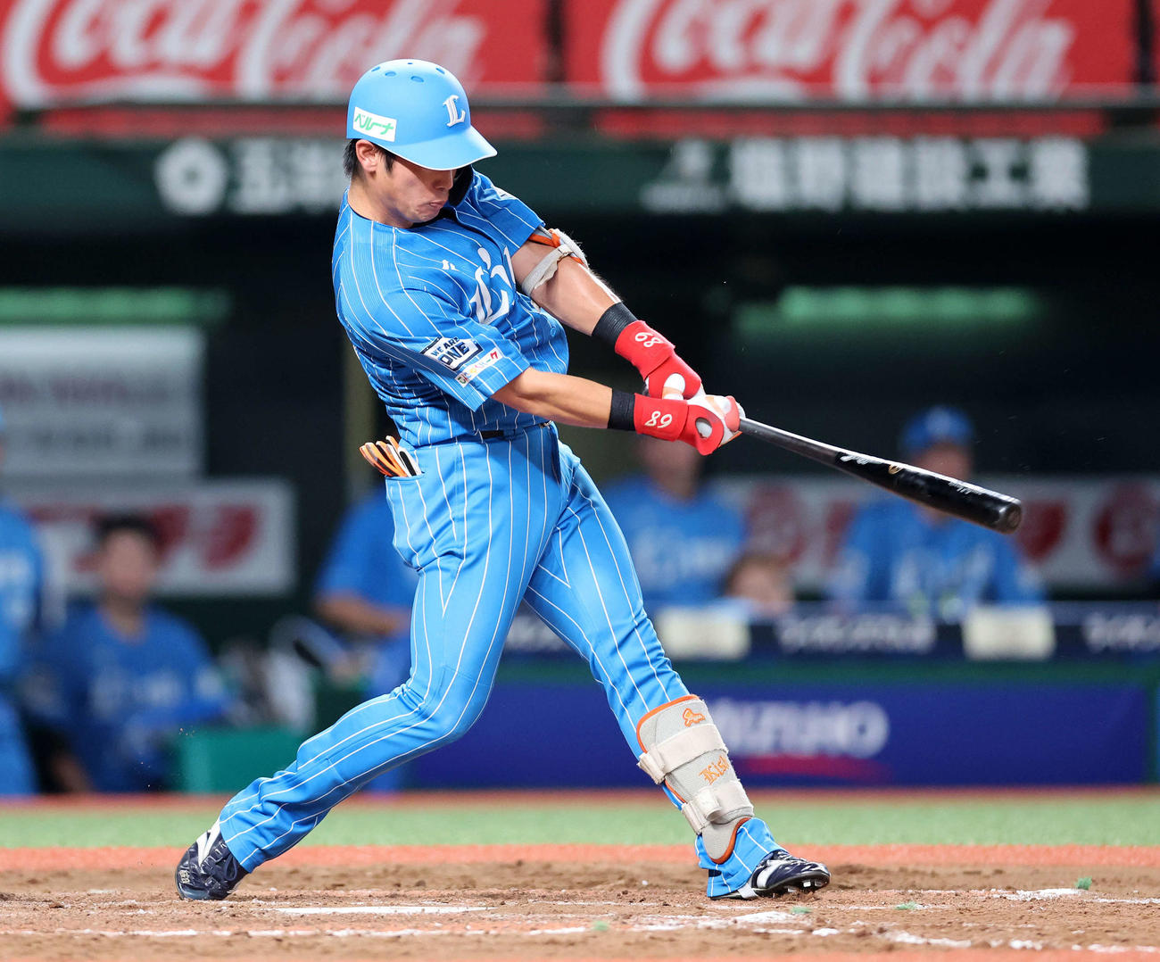 西武対オリックス　9回裏西武1死、岸はサヨナラ左中間ソロ本塁打を放つ（撮影・鈴木正人）