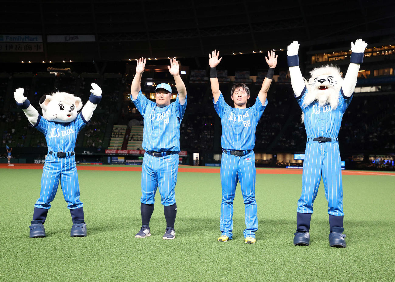 西武対オリックス　サヨナラ勝利しファンと喜ぶ西武中村（左）と岸（撮影・鈴木正人）