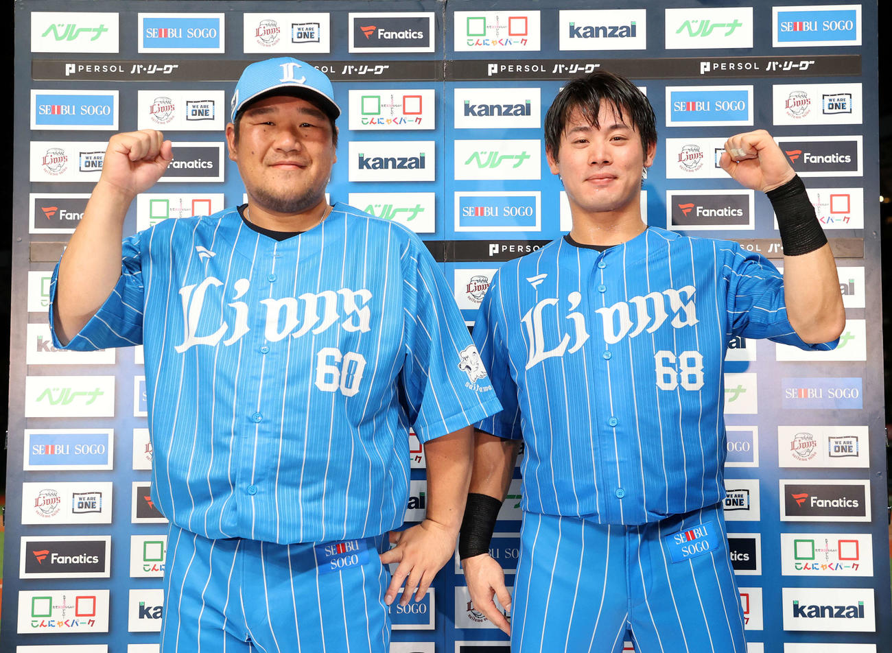 西武対オリックス　勝利しガッツポーズする西武中村（左）と岸（撮影・鈴木正人）