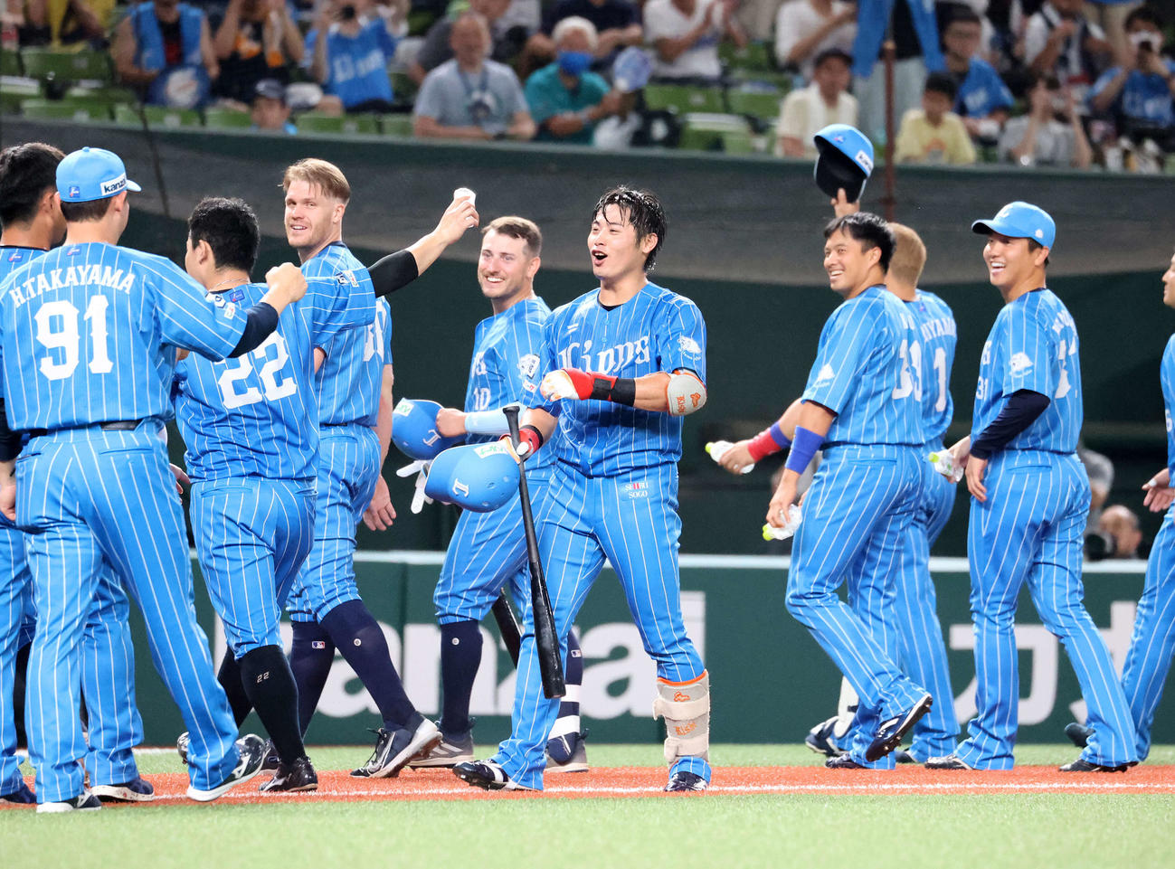 西武対オリックス　9回裏西武1死、岸（中央）はサヨナラ左中間ソロ本塁打を放ち笑顔を見せる（撮影・鈴木正人）