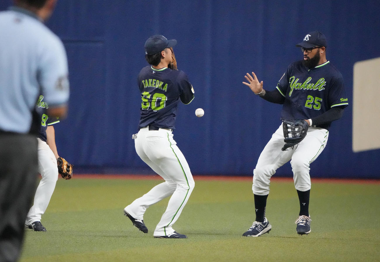 中日対ヤクルト　1回裏中日2死一、三塁、細川の打球が武岡とサンタナの間に落ち2点適時二塁打となる（撮影・森本幸一）