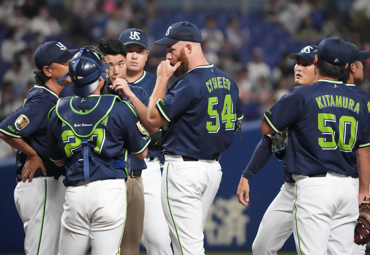 中日対ヤクルト　1回裏中日1死一、三塁、マウンドのサイスニード（中央）のもとに集まるヤクルトナイン（撮影・森本幸一）
