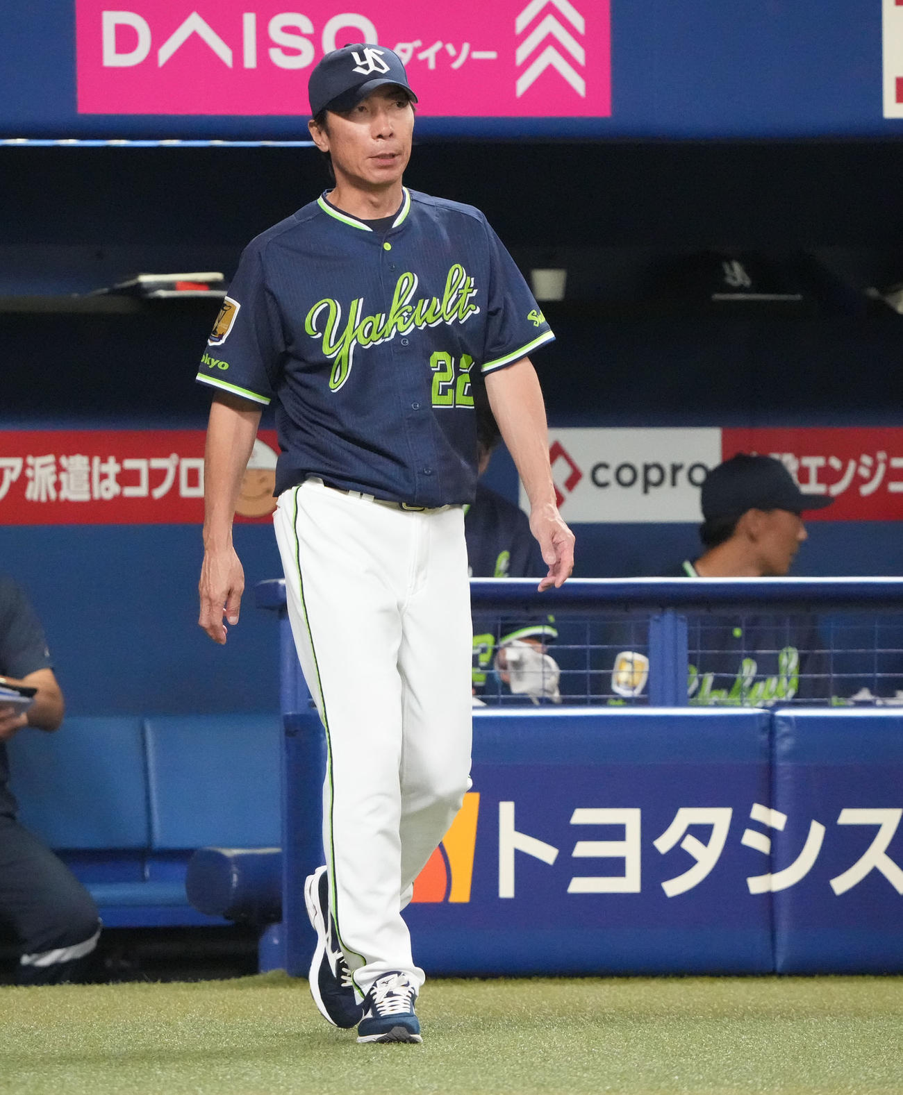 中日対ヤクルト　7回表終了、選手交代を告げる高津監督（撮影・森本幸一）