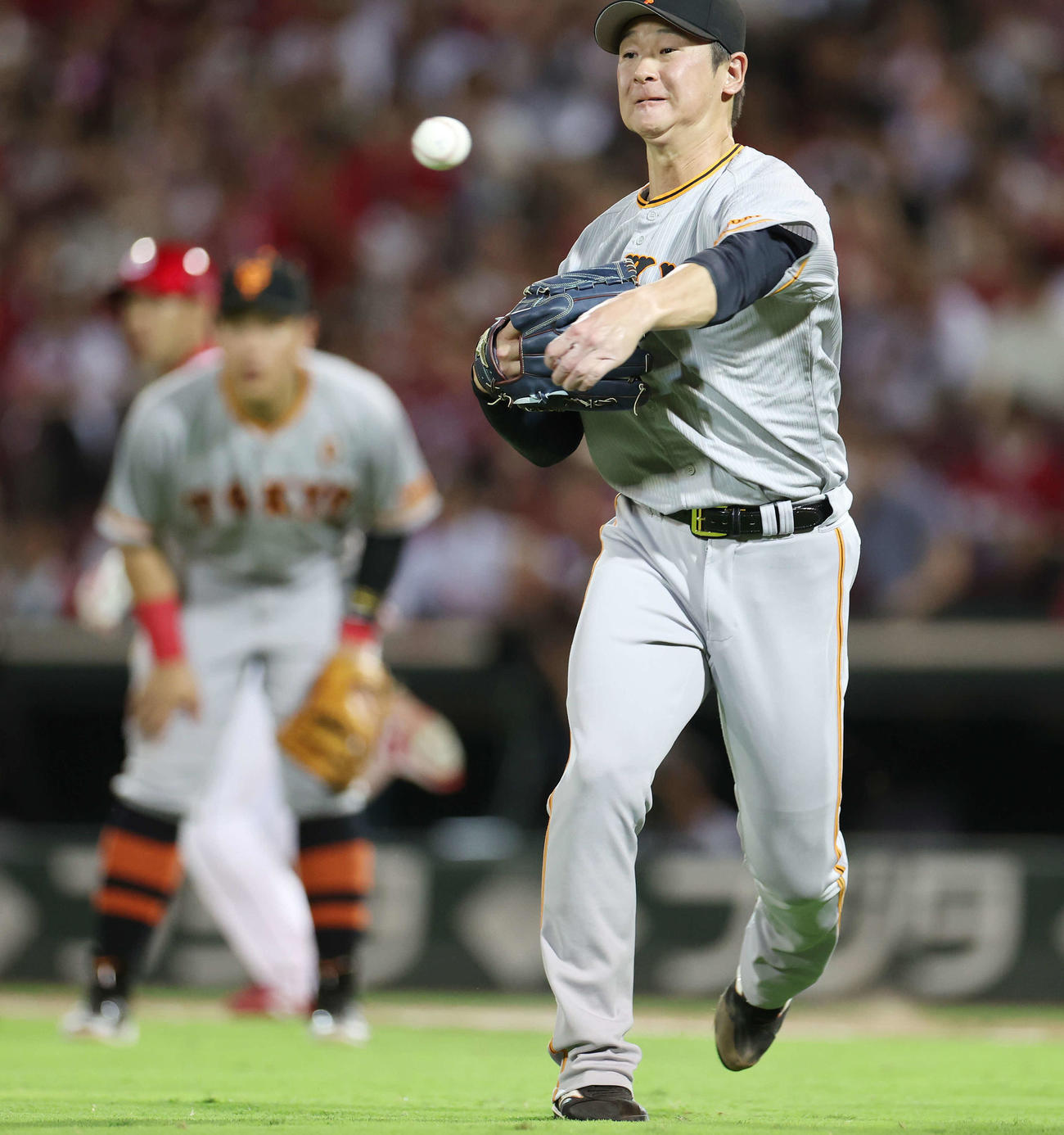 広島対巨人　9回裏広島無死一、二塁、秋山のバントを三塁に送球するもフィルダースチョイスでセーフとなる中川（撮影・宮地輝）
