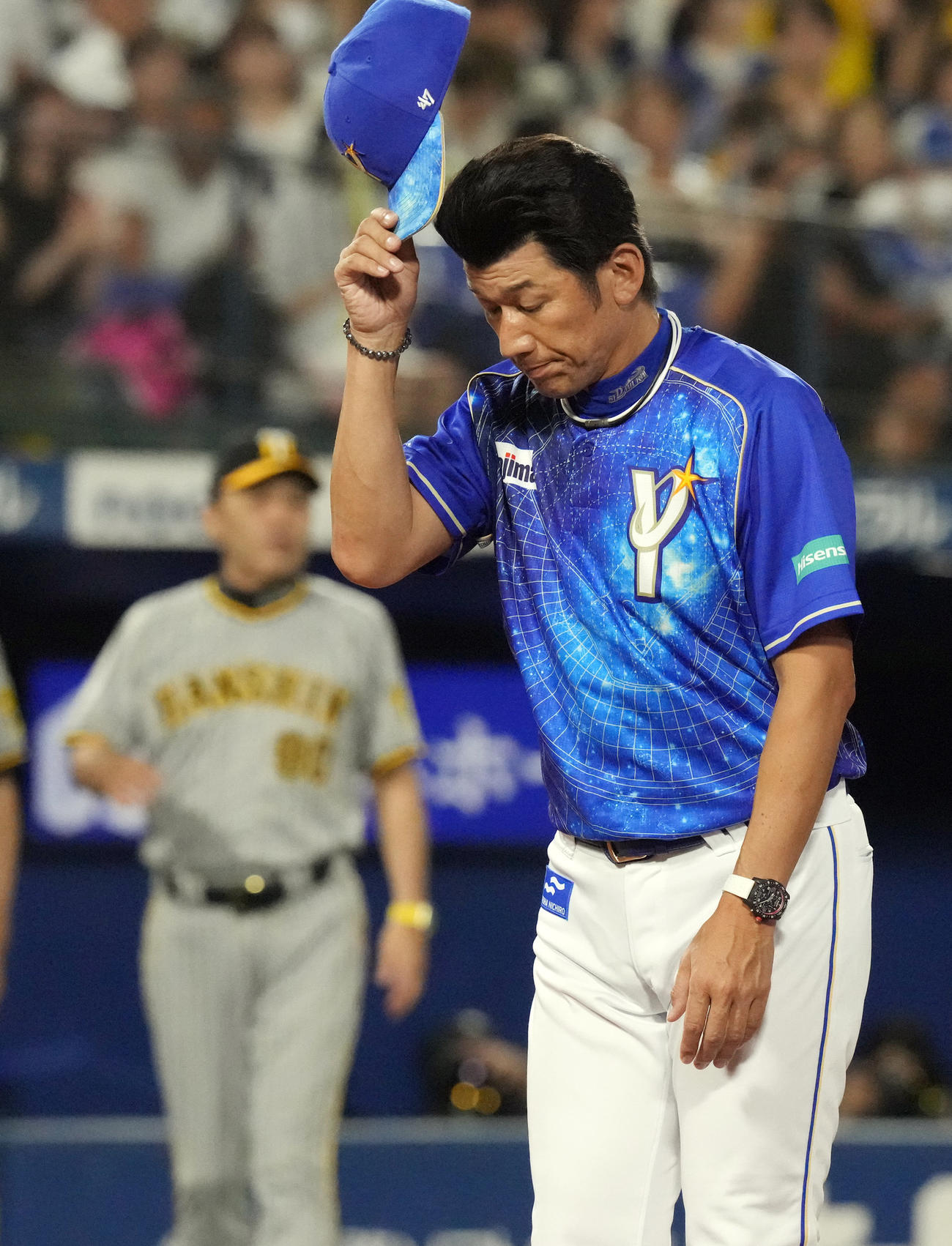 DeNA対阪神　試合後、ファンに一礼する三浦監督。後方は岡田監督（撮影・狩俣裕三）