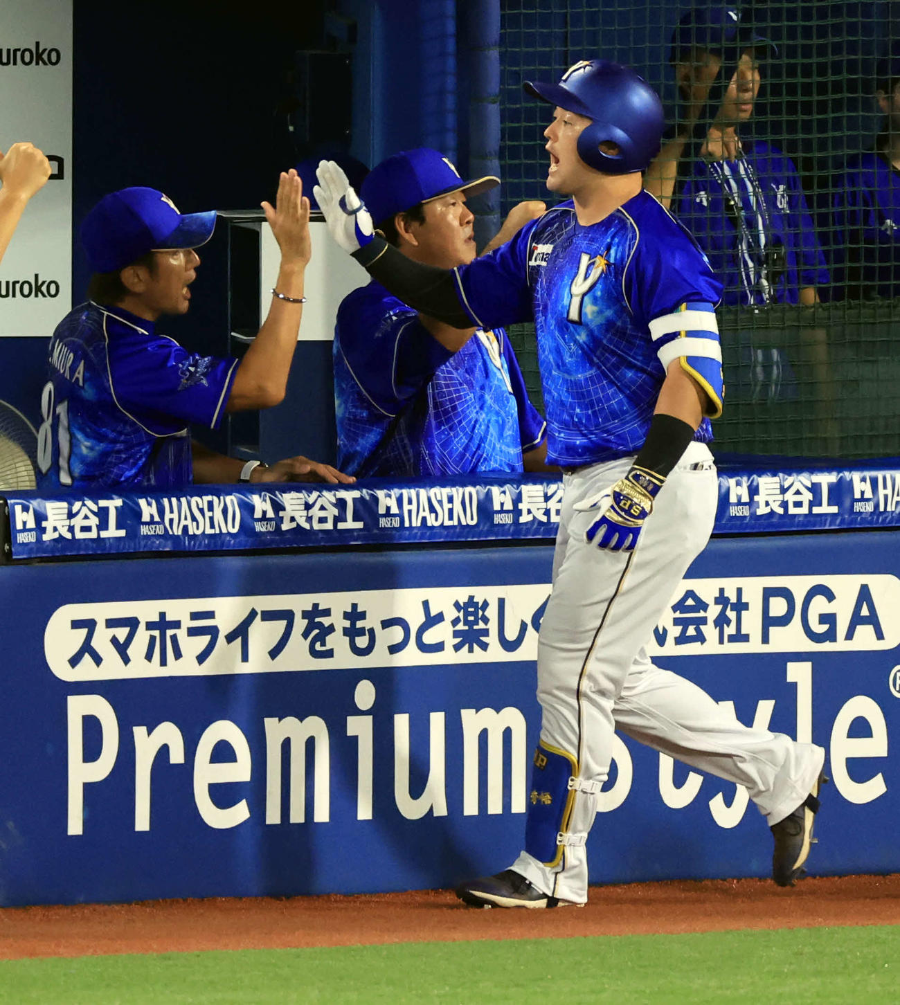 DeNA阪神　6回裏DeNA2死一塁、牧（右）は左越え2点本塁打を放ち三浦監督とハイタッチ（撮影・浅見桂子）