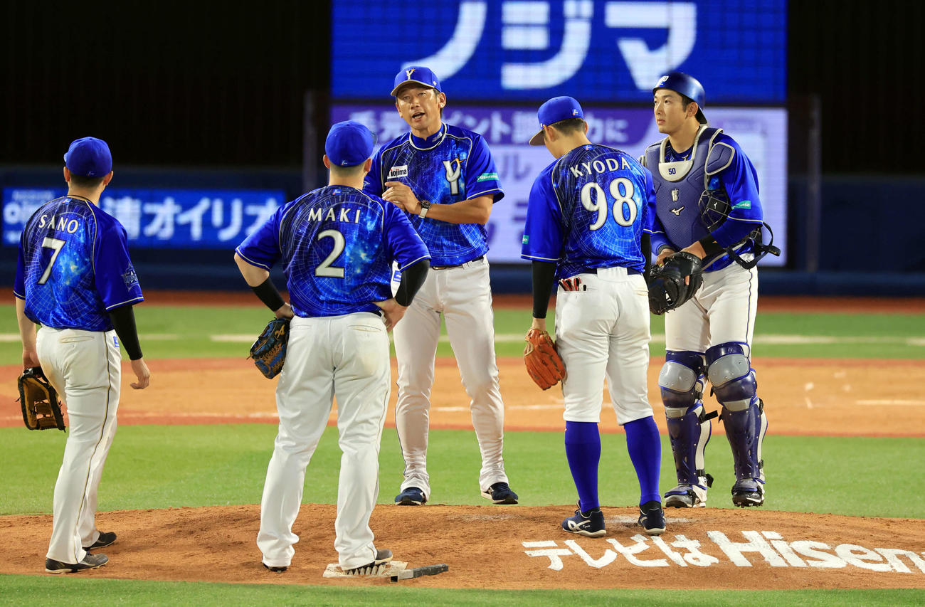DeNA対阪神　8回表阪神2死一、二塁、木浪に勝ち越し2点適時二塁打を許し、投手交代を告げた三浦監督（中央）はナインに声をかける（撮影・浅見桂子）