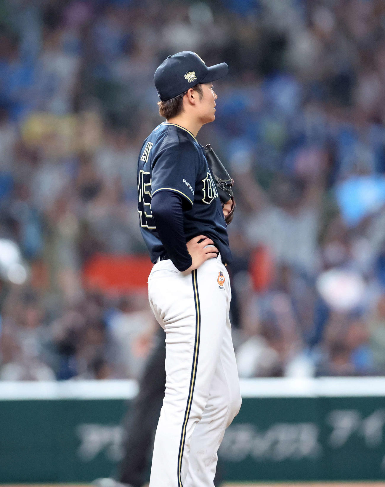 西武対オリックス　9回裏西武1死、岸にサヨナラ左中間ソロ本塁打を放たれたオリックス阿部（撮影・鈴木正人）