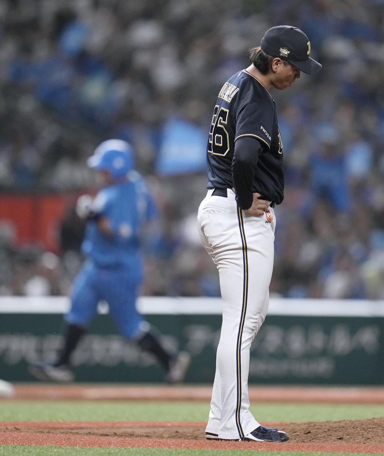8回、西武・中村（左）に同点ソロを浴びるオリックス宇田川（共同）