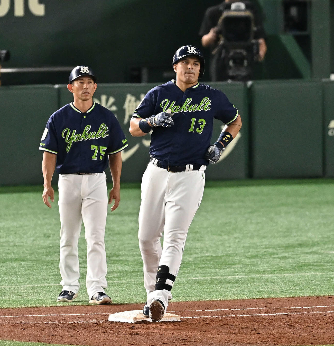 巨人対ヤクルト　5回表ヤクルト1死二塁、適時打を放ったオスナ（右）（2023年8月3日撮影）