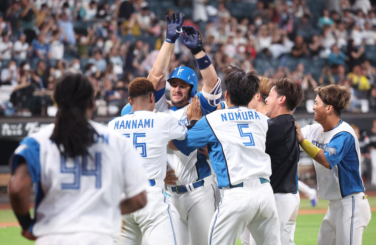 日本ハム対ソフトバンク　11回裏日本ハム1死満塁、マルティネスはサヨナラ左犠飛を放ちナインに祝福される（撮影・佐藤翔太）