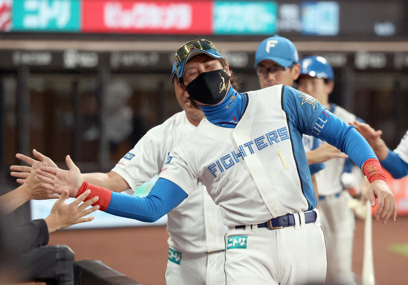 日本ハム対ソフトバンク　11回裏日本ハム1死満塁、マルティネスのサヨナラ左犠飛で勝利し喜ぶ新庄監督（撮影・佐藤翔太）