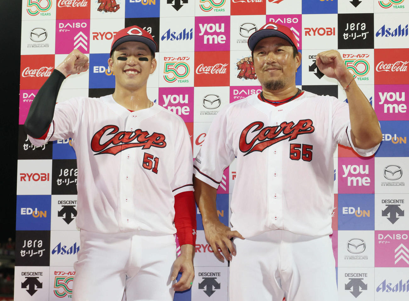 広島対巨人　お立ち台でポーズを決める小園（左）と松山（撮影・加藤孝規）