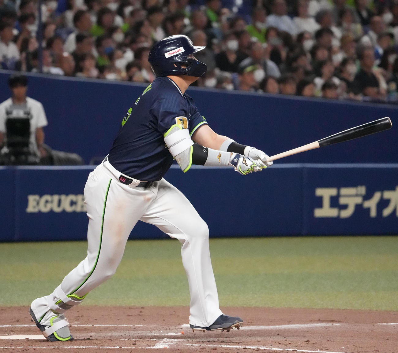 中日対ヤクルト　4回表ヤクルト無死、中越え二塁打を放つ村上（撮影・森本幸一）