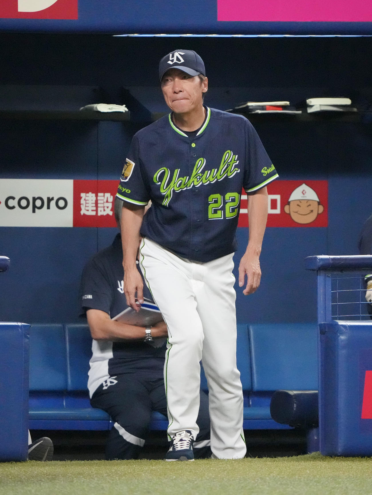 中日対ヤクルト　7回表終了、選手交代を告げる高津監督（撮影・森本幸一）