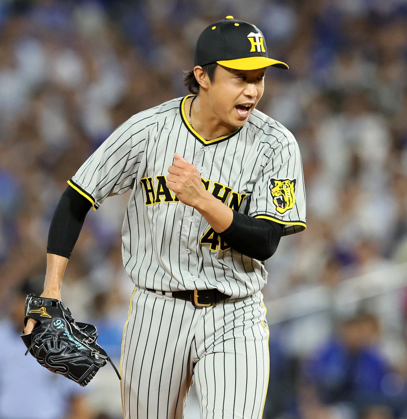 DeNA対阪神　8回裏DeNA2死満塁、島本は佐野を三振に仕留めガッツポーズを見せる（撮影・加藤哉）