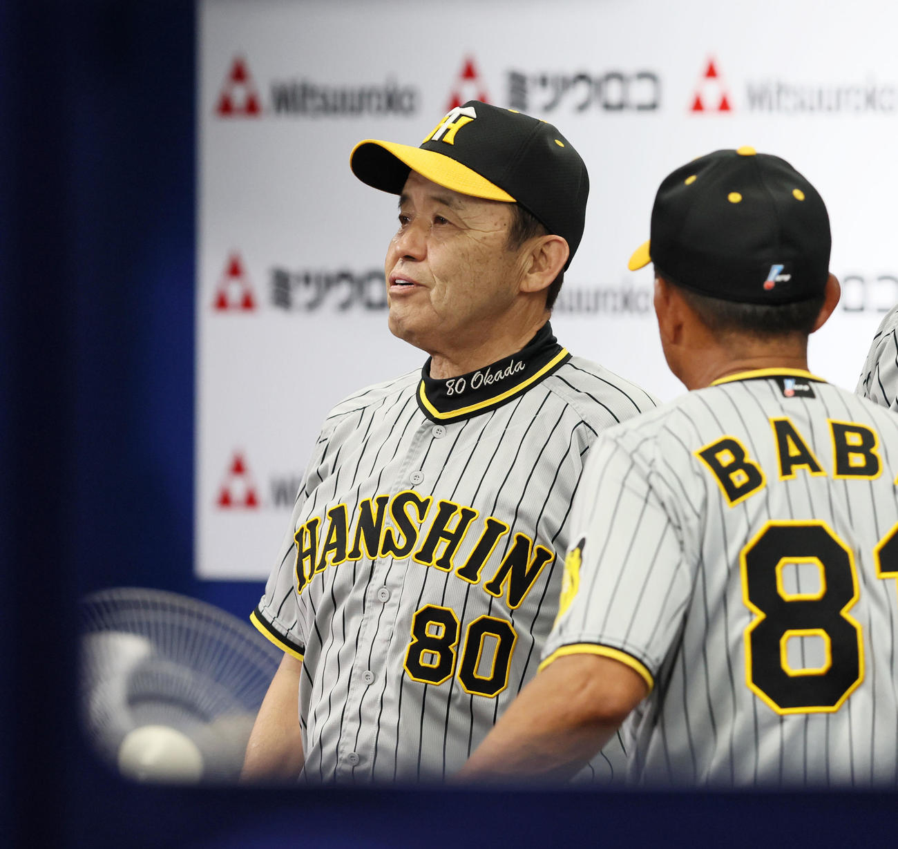 DeNA対阪神　8回裏、加治屋に代えて島本を告げにベンチを動く岡田監督（撮影・加藤哉）