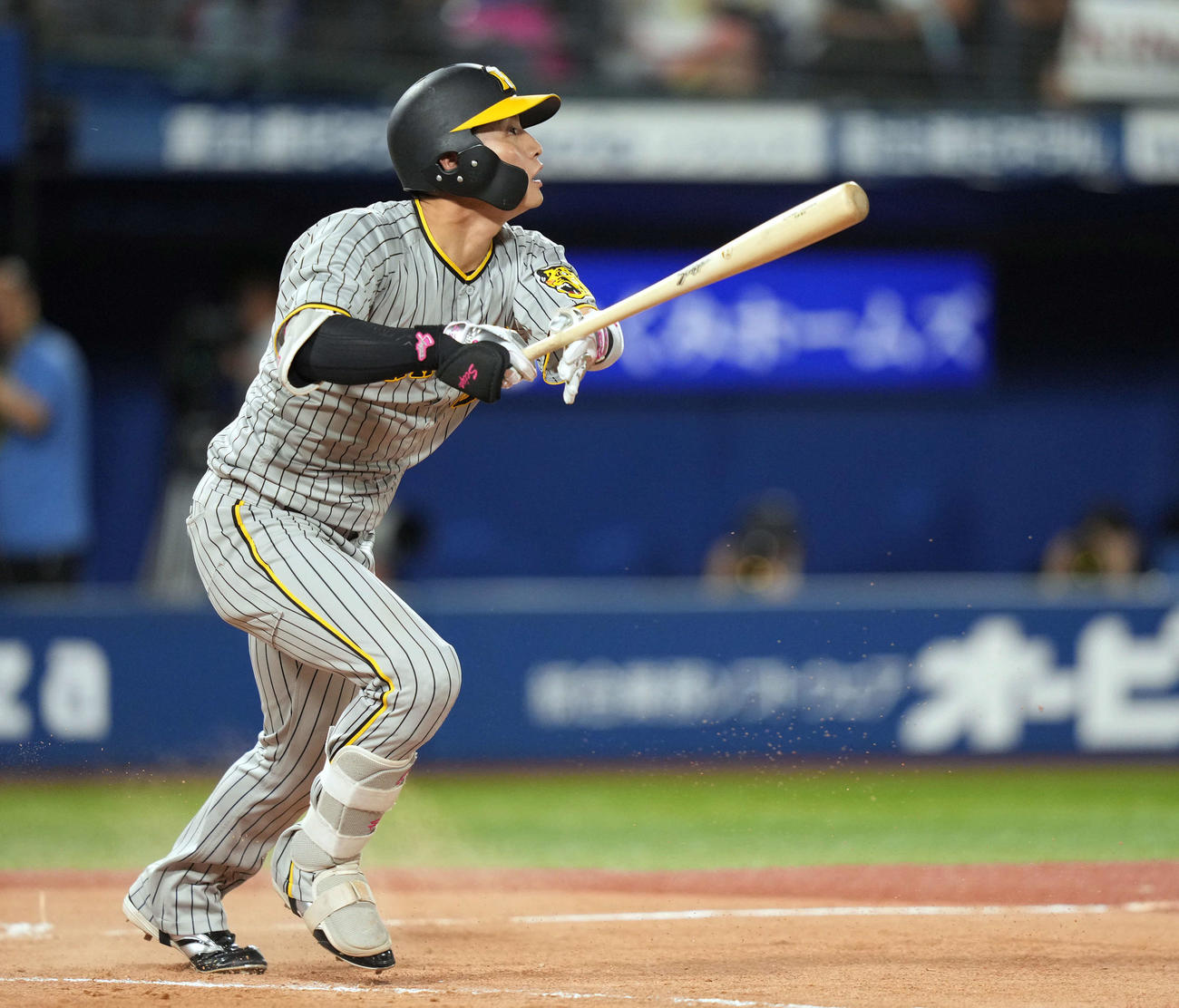 DeNA対阪神　8回表阪神2死一、二塁、2点適時二塁打を放つ木浪（撮影・狩俣裕三）