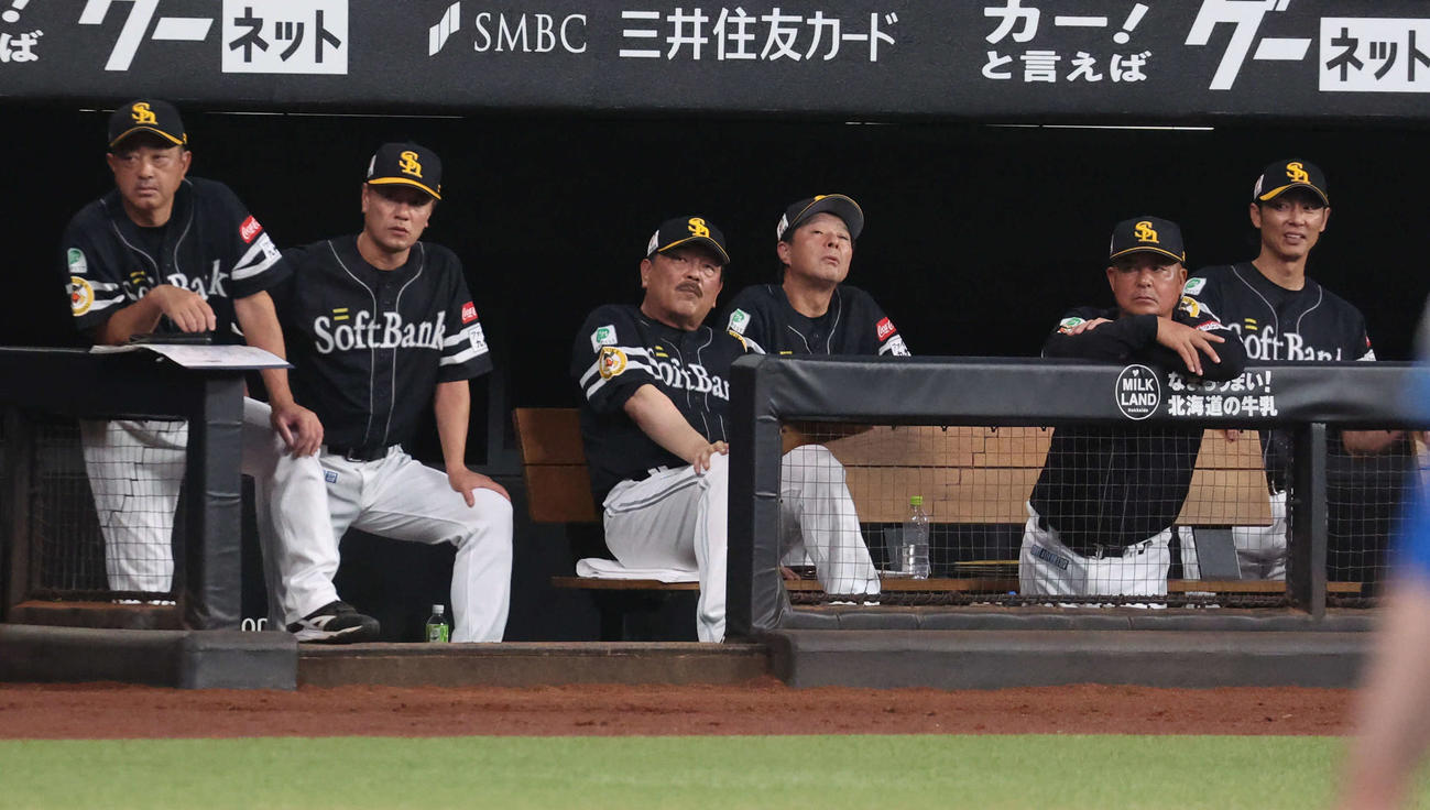 日本ハム対ソフトバンク　グラウンドを見つめるソフトバンク藤本監督（中央）（撮影・佐藤翔太）