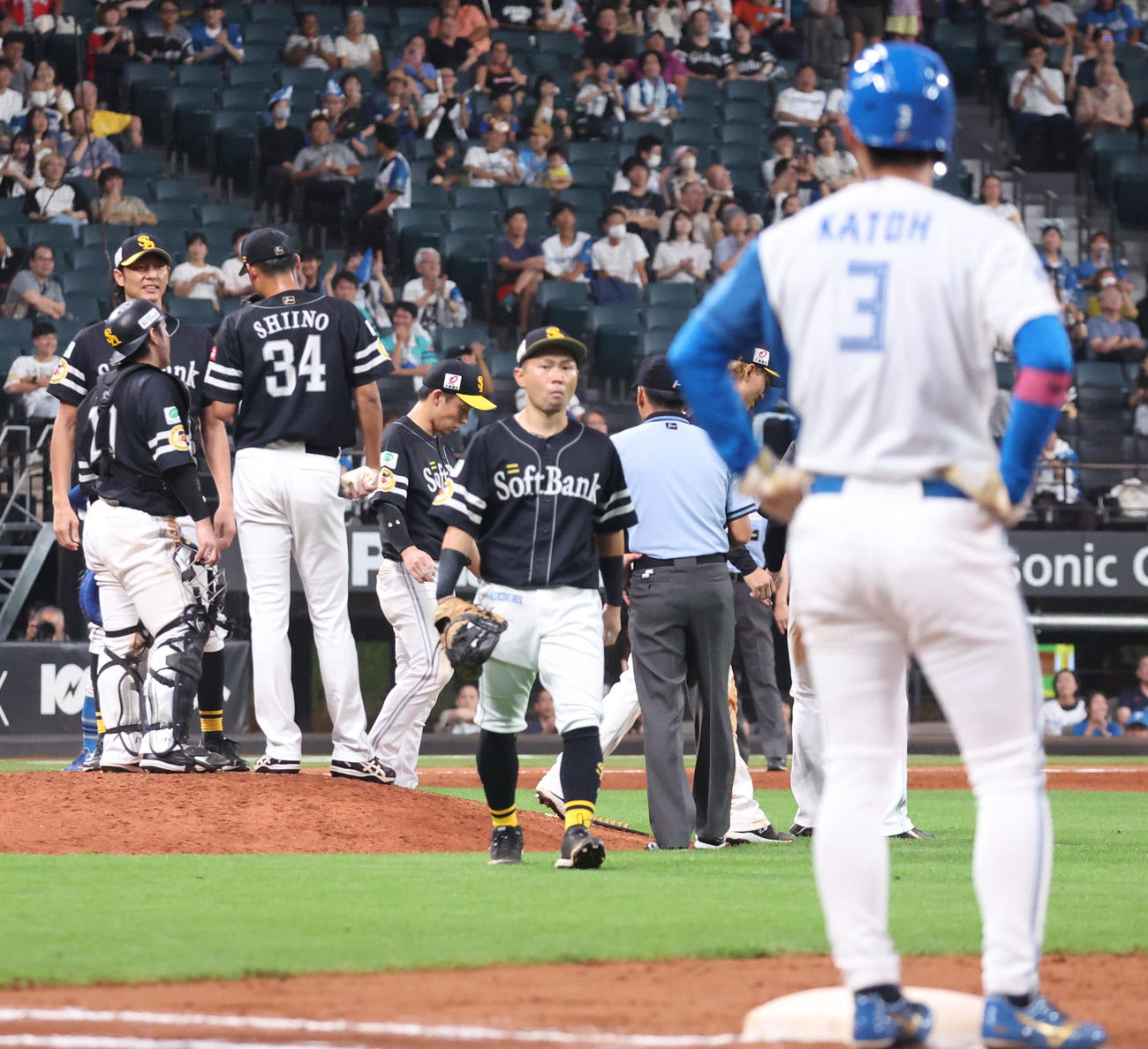日本ハム対ソフトバンク　11回裏日本ハム1死二、三塁、加藤豪に申告敬遠をする藤本監督（撮影・佐藤翔太）