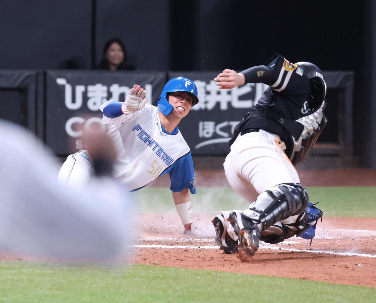 日本ハム対ソフトバンク　11回裏日本ハム1死満塁、マルティネスのサヨナラ左犠飛で生還する五十幡（撮影・佐藤翔太）